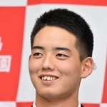 阪神から４位指名され、記者会見する神村学園・早瀬朔投手（西日本新聞社）
