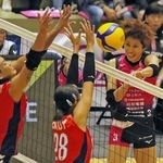 姫路-山形　第２セット、スパイクを放つ姫路の田中（３）