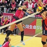 姫路-山形　第１セット、スパイクを打ち込む姫路のミンガルディ