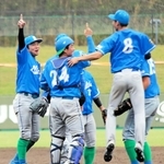 ５年ぶりの優勝を決め、マウンドに駆け寄る中村主将（左端）ら日亜鋼業ナイン＝姫路市ウインク