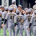 日本シリーズ第１戦で逆転勝ちし、ナインを迎える阪神・藤川球児監督（中央）＝25日夜、福岡市のみずほペイペイドーム（撮影・山口登）