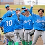 決勝で７回に２ランを放った中村主将（１０）を笑顔で出迎える日亜鋼業ナイン