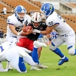 神戸大－関学大　第２クオーター、関学大ディフェンスに囲まれる神戸大のＱＢ宮田（中央）