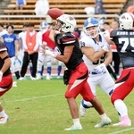 神戸大－関学大　第１クオーター、パスを投げる神戸大のＱＢ宮田（中央）