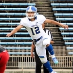 神戸大－関学大　第２クオーター、キックオフを蹴る関学大の大西（12）