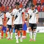 新潟－神戸　終了間際の失点で引き分けに終わり、うなだれる神戸イレブン