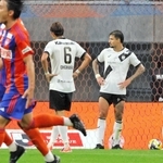 新潟－神戸　後半４５分、同点に追いつかれてうなだれる神戸イレブン＝デンカビッグスワンスタジアム