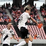 新潟－神戸　前半追加タイム、頭で先制点を挙げ、跳び上がって喜ぶ神戸の大迫（右）