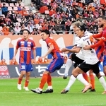 新潟－神戸　前半追加タイム、頭で先制点を挙げた神戸の大迫（右から５人目）＝デンカビッグスワンスタジアム