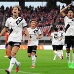 新潟-神戸　後半、ＰＫを決めて喜ぶ大迫（左端）