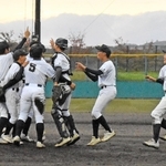 優勝を決め、笑顔で喜び合う加古川中部の選手たち＝神戸市北区、あじさいスタジアム北神戸