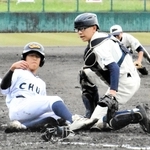 加古川中部-大津　２回裏加古川中部１死一、三塁、杣友のバントが敵失を誘い、三塁から植本が生還、３-２と勝ち越す（捕手・岸）