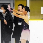 演技前に観客席の子どもに手を振る坂本花織＝尼崎スポーツの森