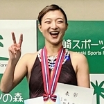 全兵庫選手権の表彰台で笑顔を見せる坂本花織＝尼崎スポーツの森