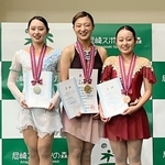 全兵庫選手権の表彰台で笑顔を見せる坂本花織（中央）と２位の三宅咲綺（左）、３位の池田あい＝尼崎スポーツの森