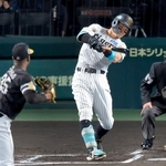 阪神-ソフトバンク　１回裏阪神２死一塁、佐藤輝明が右越えに適時二塁打を放ち１-０と先制する＝甲子園球場（撮影・吉田敦史）