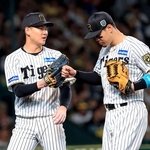 阪神-ソフトバンク　７回表、３者凡退に仕留め、佐藤とハイタッチする及川（左）＝２８日夜、西宮市の甲子園球場（撮影・丸山桃奈）