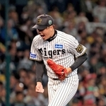 阪神-ソフトバンク　３回表２死一、二塁のピンチを切り抜け、おたけびを上げる阪神・才木＝２８日夜、西宮市の甲子園球場（撮影・丸山桃奈）