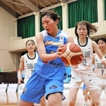 今季成長株として期待され、ホーム初戦の勝利に貢献した姫路の若林（中央）＝２５日、品川リフラ赤穂市民総合体育館