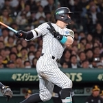 ５回阪神２死一、二塁、５試合連続となる適時打を放つ佐藤輝（撮影・鈴木雅之）