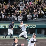 阪神-ソフトバンク　５回裏２死一、二塁　佐藤輝の適時打で２-０と点差を広げる＝阪神甲子園球場（撮影・中西幸大）