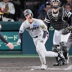 ２回阪神２死一、二塁で坂本が先制の左前適時打を放つ（撮影・中西幸大）