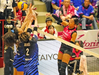 姫路－ＳＡＧＡ久光　第２セット、スパイクを放つ姫路の宮部