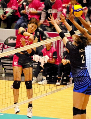 姫路－ＳＡＧＡ久光　第１セット、スパイクを放つ姫路の野中