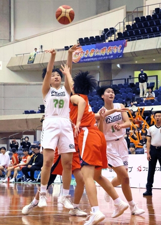 三田松聖－日ノ本　前半、ジャンプシュートを放つ三田松聖の木下主将（７９）＝グリーンアリーナ神戸