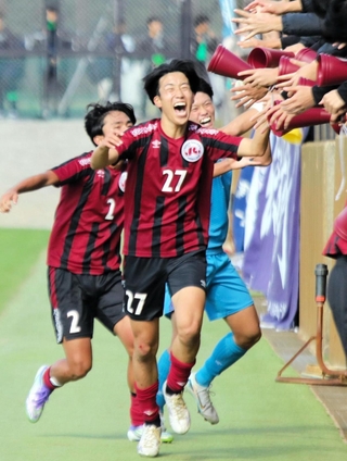 滝川第二-三田学園　前年王者を破り、歓喜に沸く三田学園イレブン