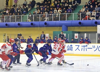 ホーム開幕戦で攻め込むスターズ神戸の選手たち（青）＝１日午後、尼崎市扇町、尼崎スポーツの森（撮影・丸山桃奈）