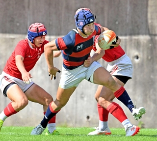 神戸科技－関学　後半、相手選手を振り切ってトライを決める関学の木山（中央）（撮影・斎藤雅志）