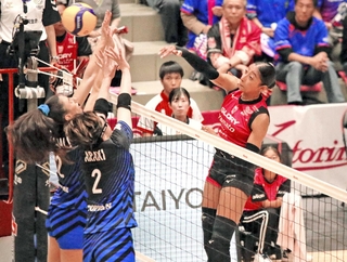 姫路－ＳＡＧＡ久光　第２セット、スパイクを放つ姫路の宮部