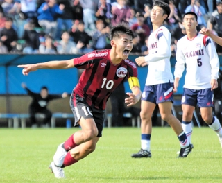 滝川第二－三田学園　後半追加タイムにＰＫを決め、駆け出す三田学園のＭＦ佐伯（１０）