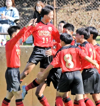 神戸科技－神戸星城　後半、３点目を奪い、喜ぶ神戸科技の選手たち