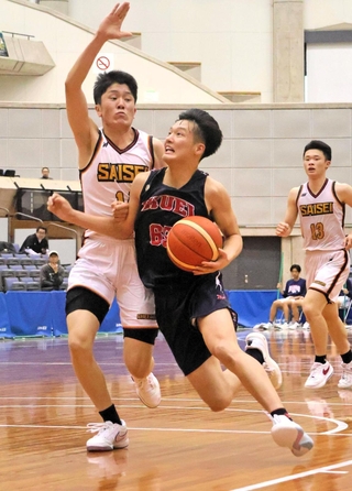 彩星工科－育英　厳しい相手守備を受け、力強くボールを運ぶ育英の川村（手前右）＝グリーンアリーナ神戸