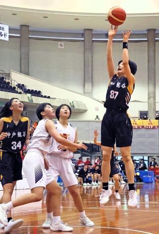 市尼崎－神戸龍谷　後半の要所で得点を重ねた神戸龍谷の山下主将（８７）＝グリーンアリーナ神戸