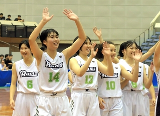 神戸龍谷を下して６連覇を果たし、客席に手を振る三田松聖の選手たち（撮影・吉田敦史）