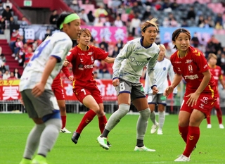 ＩＮＡＣ神戸-ノジマ相模原　前半、先制のミドルシュートを決めるＩＮＡＣ神戸のＭＦ愛川（７）