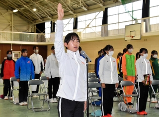 開会式で選手宣誓する須磨学園の金子聖奈主将＝丹波篠山市、篠山鳳鳴高