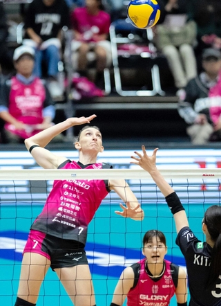 姫路-ＳＡＧＡ久光　スパイクを狙う姫路のトドロヴァ（７）＝ヴィクトリーナ姫路提供