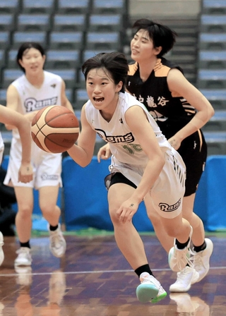 三田松聖-神戸龍谷　前半、ドリブルで駆け上がる三田松聖の小田（右手前）