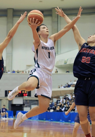 報徳-育英　得点を量産した報徳の山本（中央）＝いずれも撮影・吉田敦史