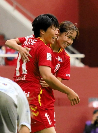 ＩＮＡＣ神戸-ノジマ相模原　後半、ハットトリックを達成したＩＮＡＣ神戸の愛川（右）を祝福する高瀬