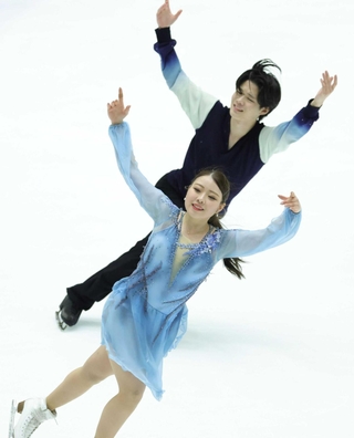 アイスダンスフリー　息の合った演技を見せる紀平梨花（手前）と西山真瑚