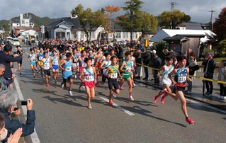 号砲とともに一斉に駆け出す選手たち＝３日午前、丹波篠山市北新町（撮影・秋山亮太）