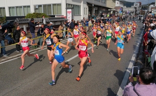 号砲とともに一斉に駆け出す選手たち＝３日午前、丹波篠山市北新町（撮影・秋山亮太）