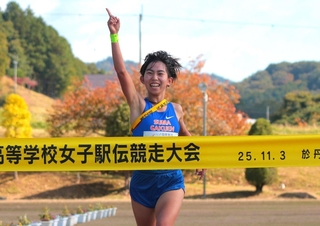 天に指を突き立て、笑顔でフィニッシュする女子・須磨学園のアンカー金子聖奈＝３日午前、丹波篠山市大熊