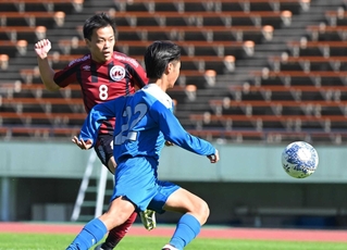 三田学園-神戸科技　延長前半、三田学園の松尾（８）が決勝点を決める（撮影・大田将之）