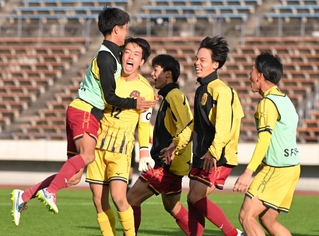 神戸弘陵-ＡＩＥ国際　ＰＫ戦で好セーブを見せたＧＫ宮森（１２）を囲む神戸弘陵の選手たち（撮影・大田将之）
